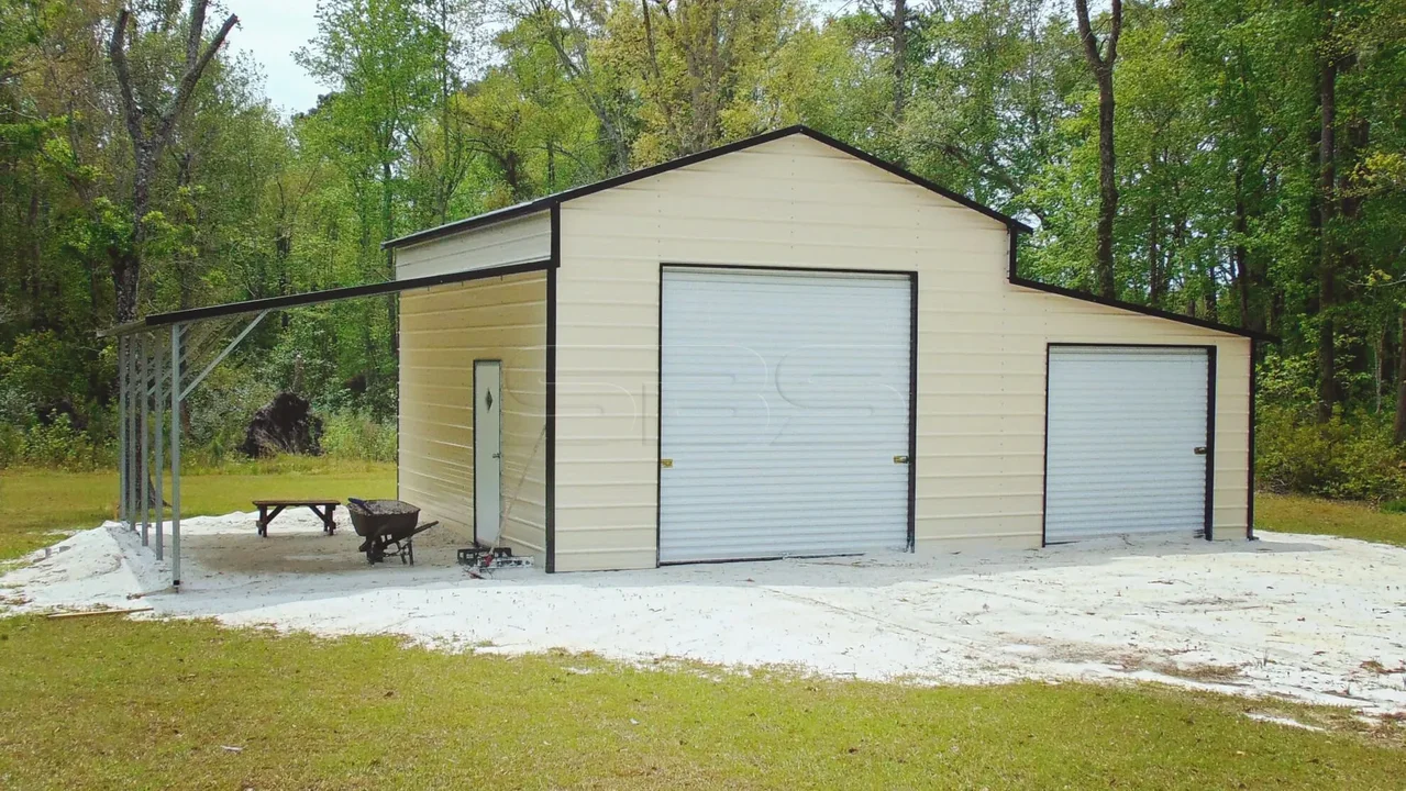 42x21 Boxed Eave Style centro cerrado con 2 12x21 Lean To's Lado derecho cerrado